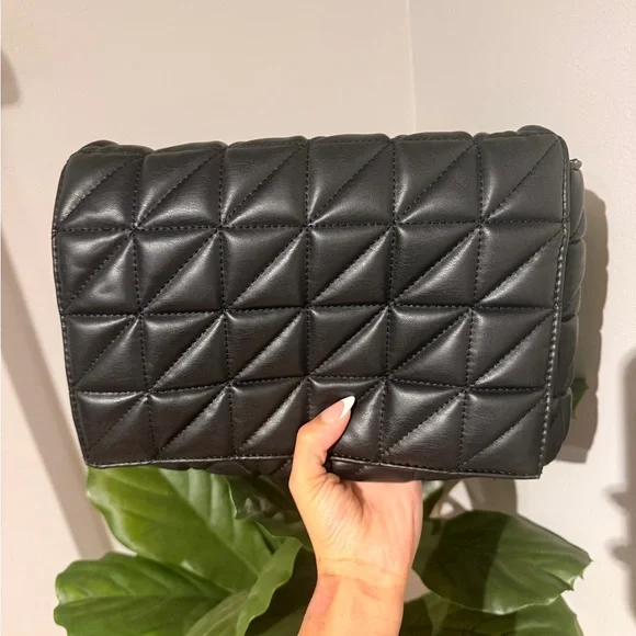 Zara Black Quilted Shoulder Bag with Gold Chain Strap - Picture 4 of 5